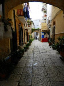 bari-vecchia-calle-tipica-barese-puglia-italia