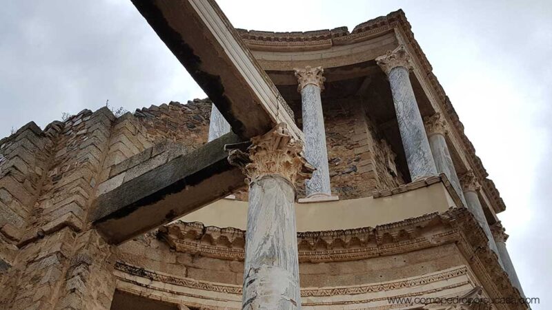 columnas teatro romano merida