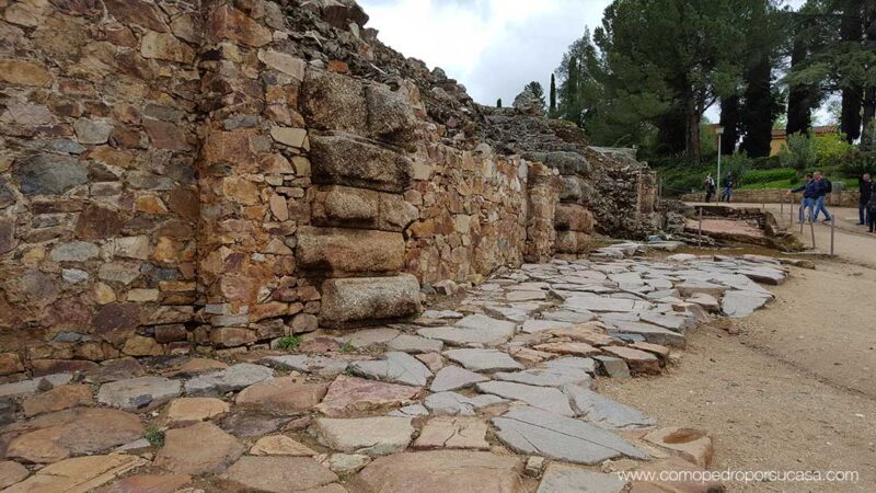 detalle calzada anfiteatro y teatro merida