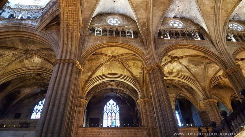 columnas y detalles interior catedral barcelona