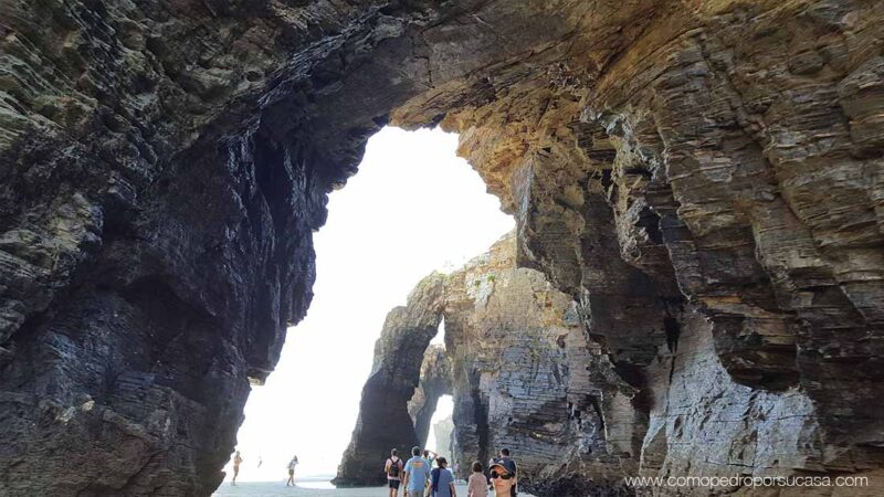arcos de la playa de las catedrales con marea baja ribadeo